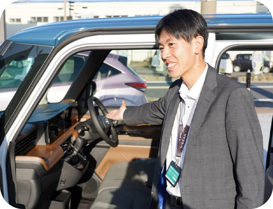 車内で説明をする社員