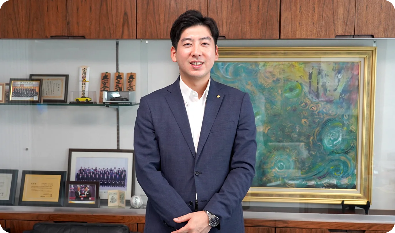 ショールームに立つ社長