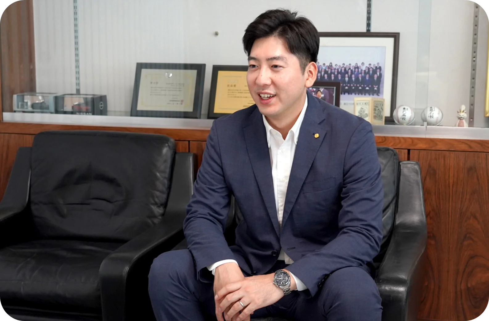 ソファに座って話す社長