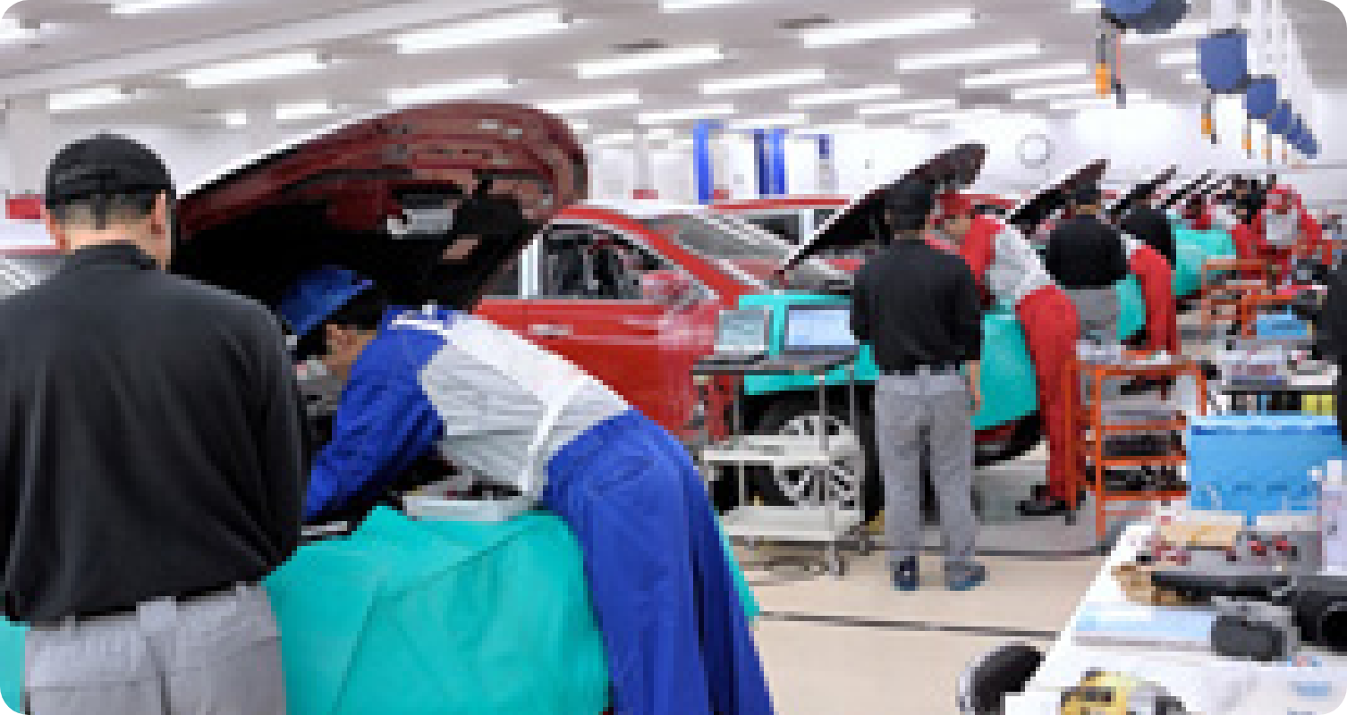 全国日産サービス技術大会で競技する整備士